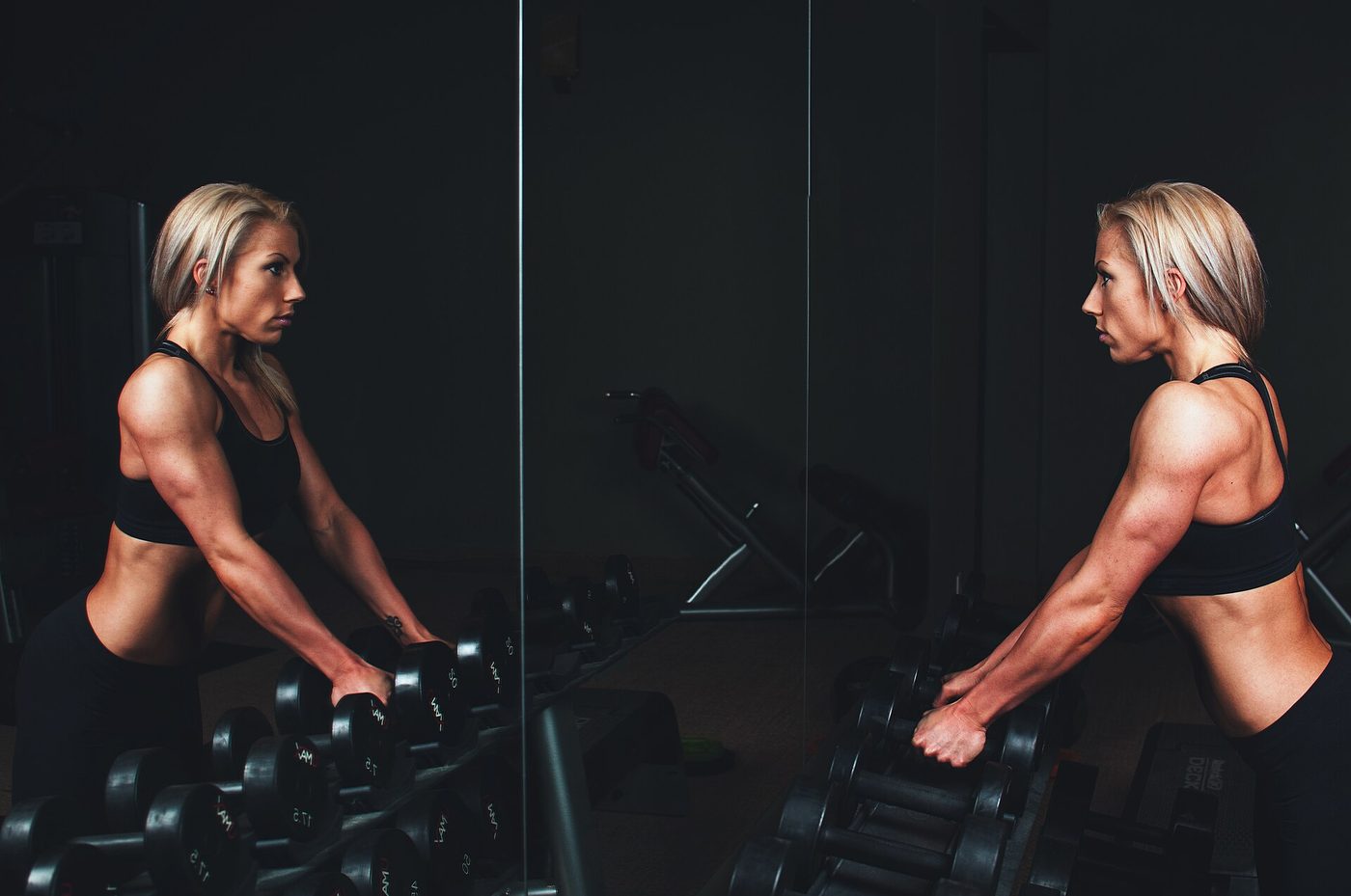 Athlète réalisant un exercice avec haltères au studio