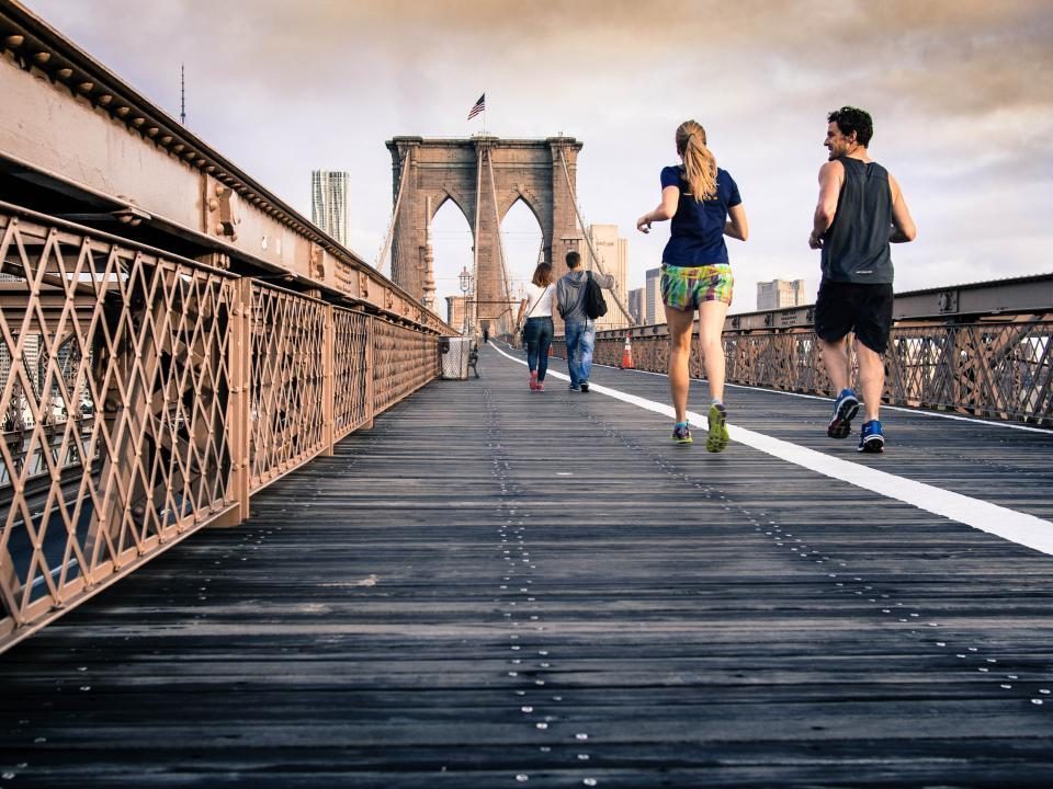 Coureur en plein effort sur un pont à Dakar